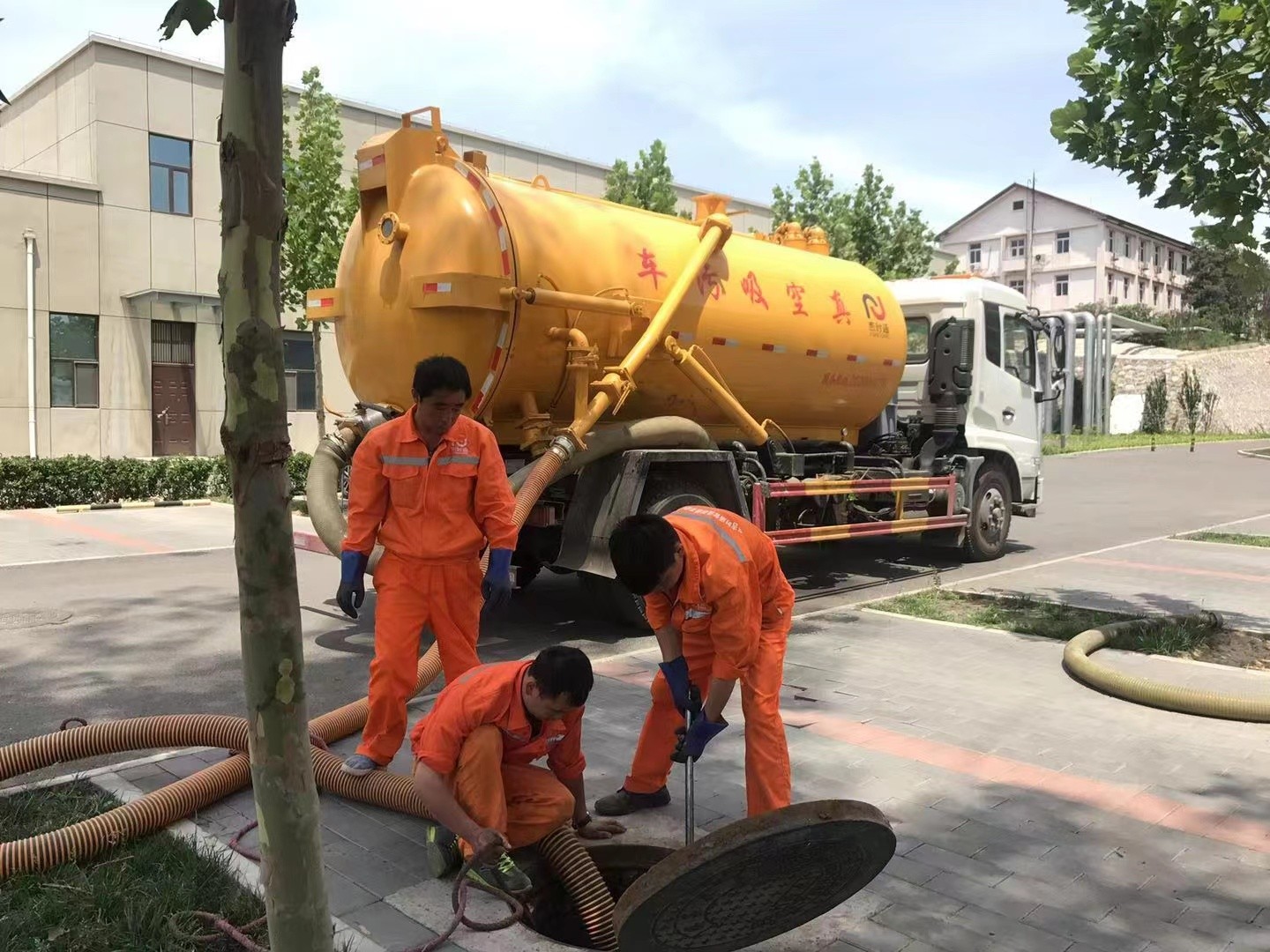 汉阳管道疏通车停在窨井附近