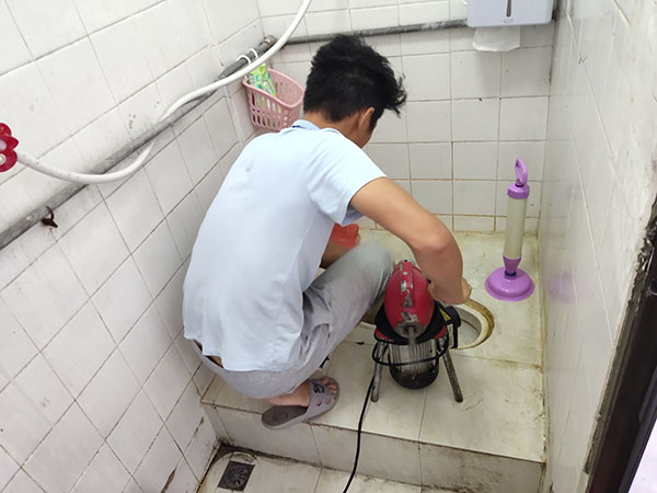 汉阳管道堵塞冒臭气 专业师傅现场解决问题